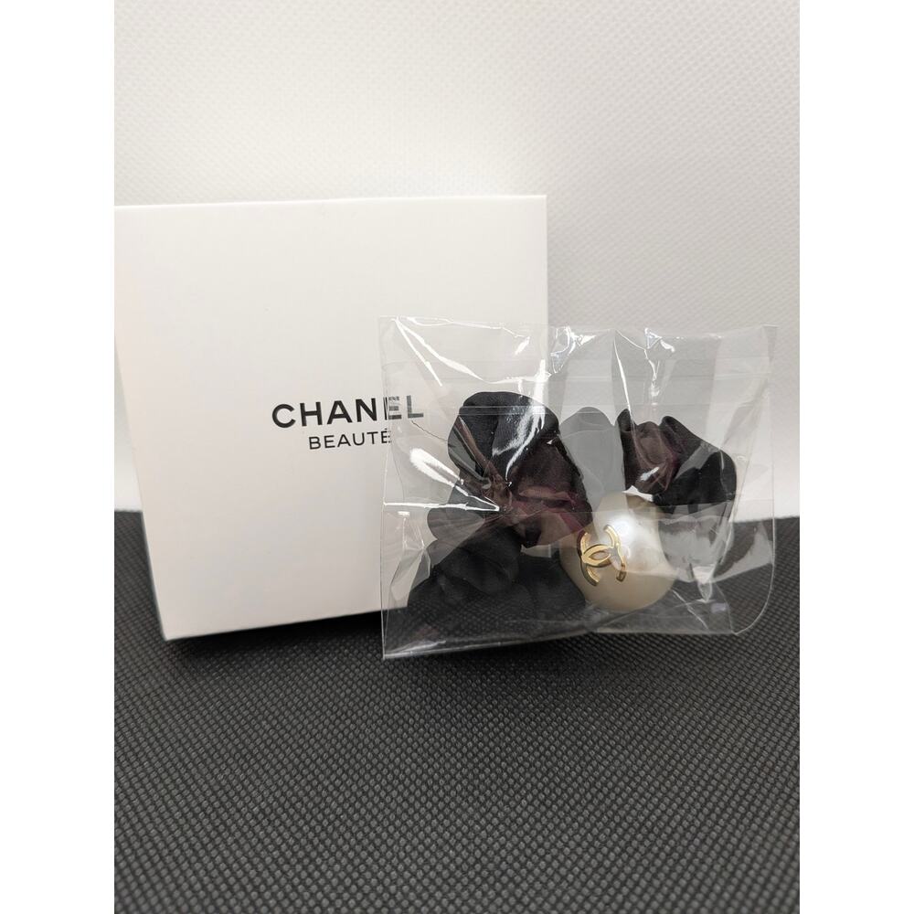 CHANEL BEAUTÉ BLACK HAIR SCRUNCHIE FAUX PEARL CHANEL LOGO NEW IN BOX